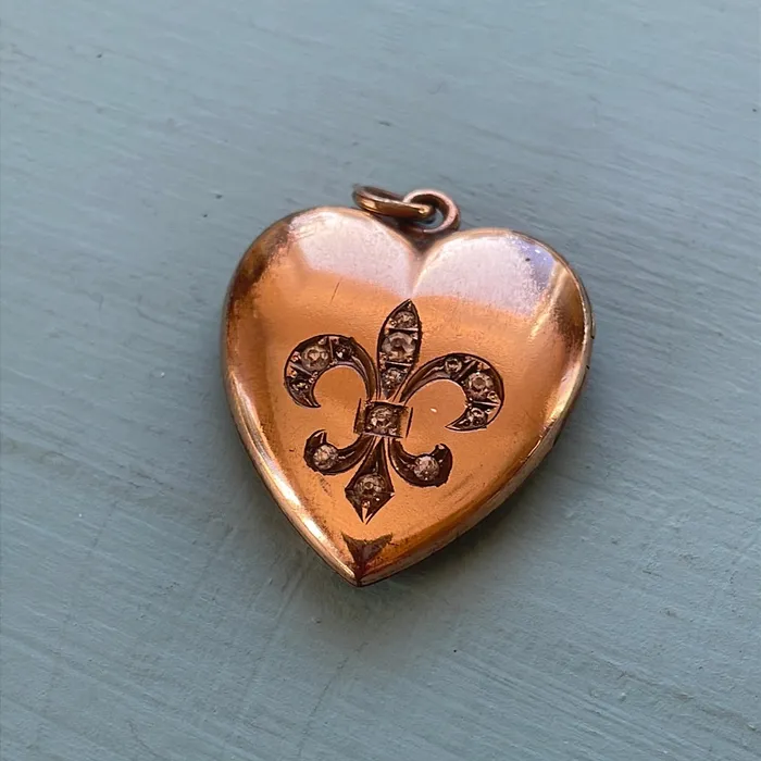 Heart Locket Fleur de Lis Gold Filled Antique As Found Vintage Paris Jewelry Necklaces Heart Locket Fleur de Lis Gold Filled Antique As Found Vintage Paris Jewelry Necklaces