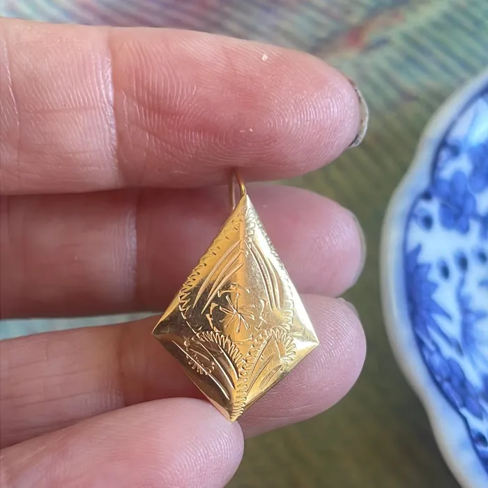 Vintage Paris Jewelry Earrings Engraved Kite Shaped Earrings 14k Gold Vintage Vintage Paris Jewelry Earrings Engraved Kite Shaped Earrings 14k Gold Vintage